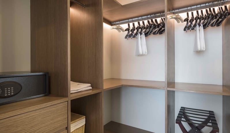The Pillars Executive One Bedroom Residences - Walk in Closet